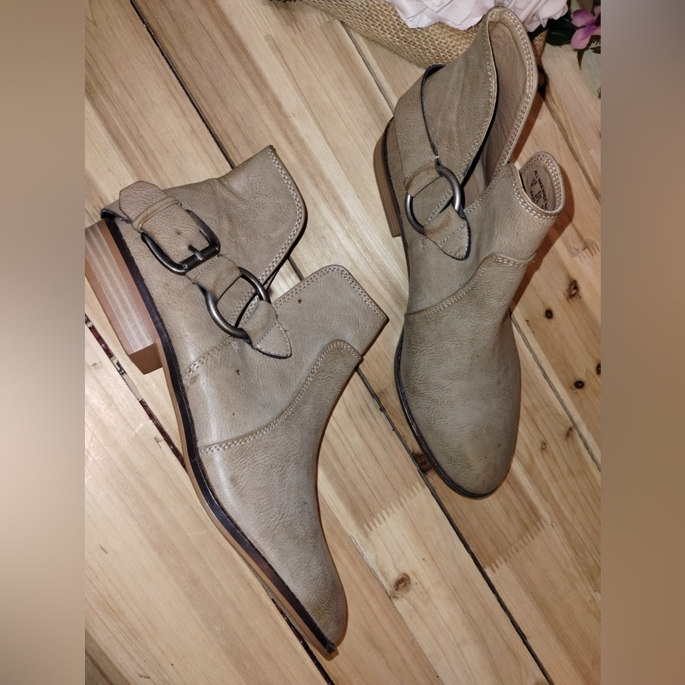 Canion river blues size 9